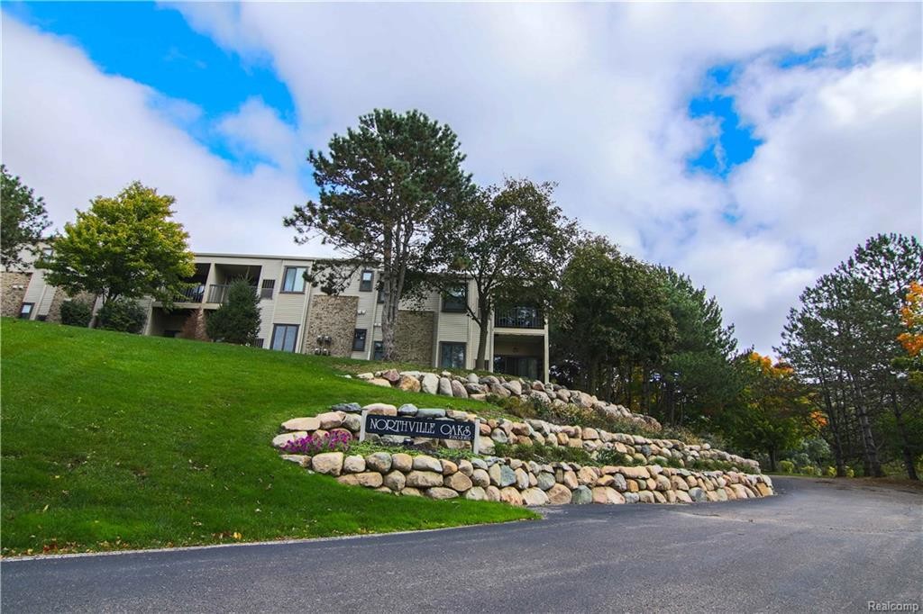 Foto principal - 20726 Taft Rd