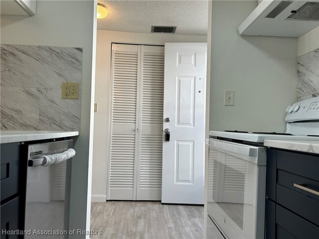 Building Photo - 2016 Lakeview Dr