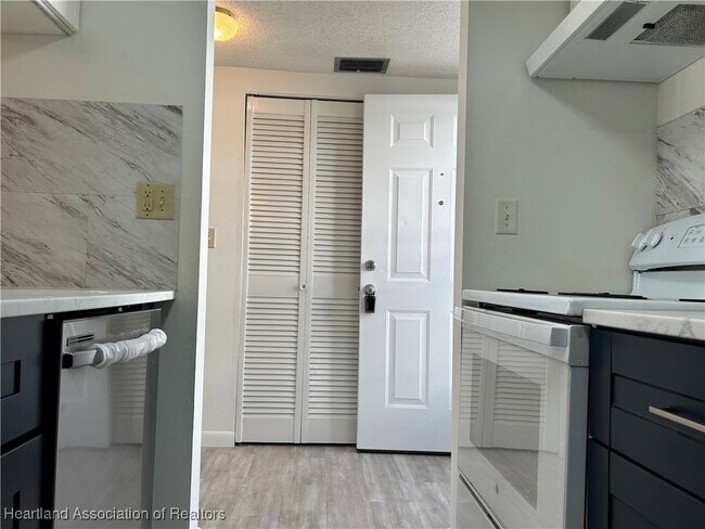 Foto del edificio - 2016 Lakeview Dr