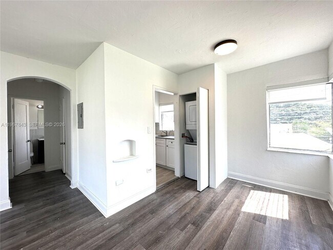 Building Photo - 1910 Biarritz Dr