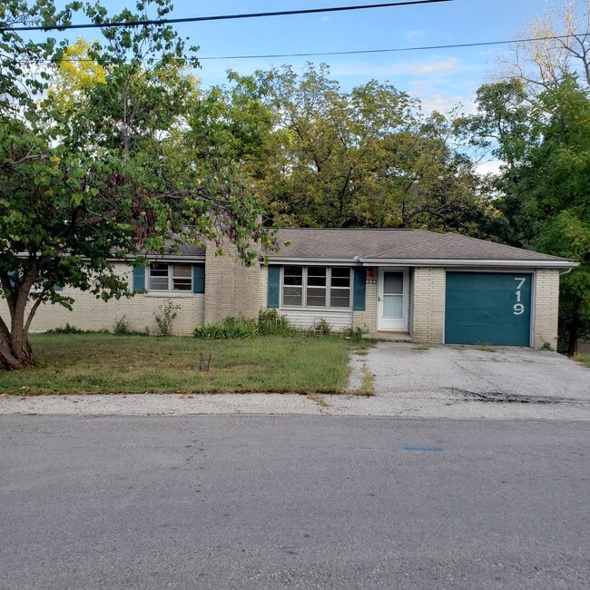 Building Photo - 719 NW South Shore Dr