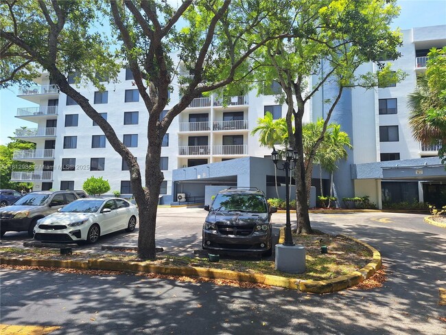 Building Photo - 901 Hillcrest Dr