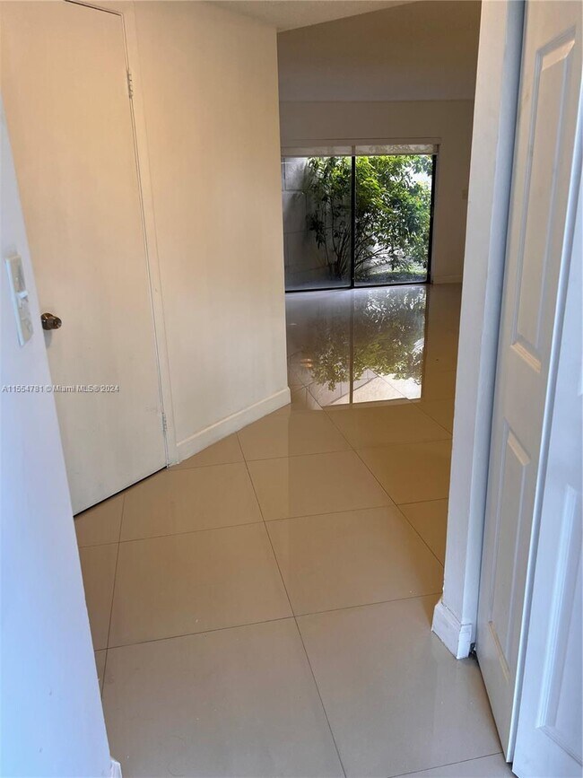Foto del edificio - 8290 Lake Dr