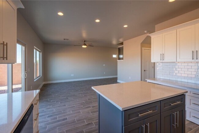 Foto del edificio - Beautiful 3 bedroom, 2.5 bath townhome, 2 ...