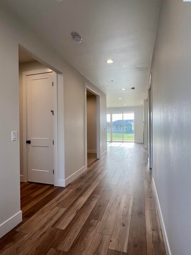 Foto del edificio - FOR RENT West Village Rambler with RV Bay