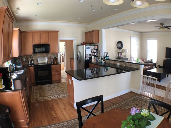 Building Photo - Spacious 3BR 2.5BA + Den Charleston Style ...
