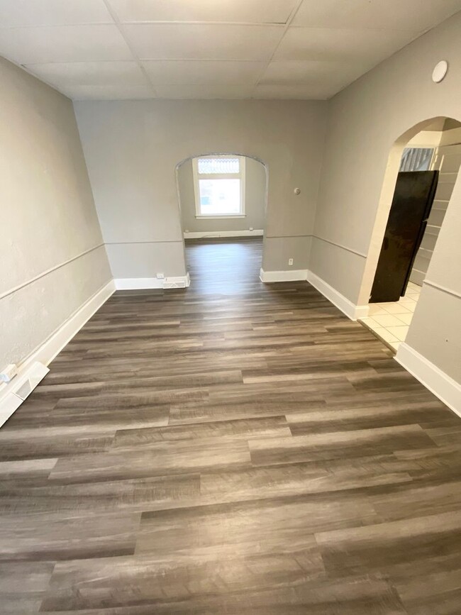 Building Photo - Newly Renovated 4 Bedroom, 1.5 Bathroom in...