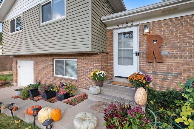 Foto del edificio - Beautiful home on large lot. Available 5/15
