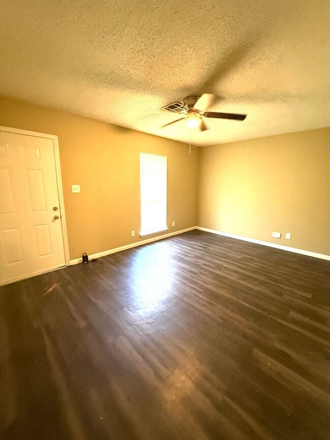 Building Photo - ** 3 bed 1.5 bath located across from Frazer Church ** Call 334-366-9198 to schedule a self tour