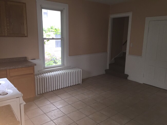 Building Photo - *2 Bed PLUS den or office*1 Bath* Single F...