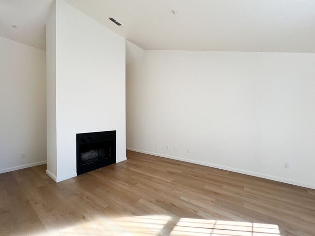 Foto del edificio - Renovated One Bedroom Condo with Single Ca...