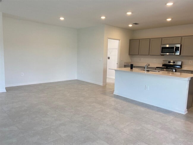 Building Photo - 725 Reggie Rd