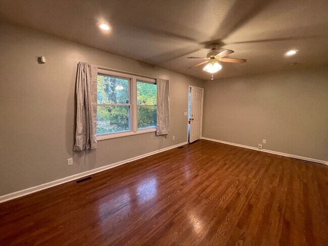 Building Photo - Spacious 2 bed/2 bath Milwood duplex!