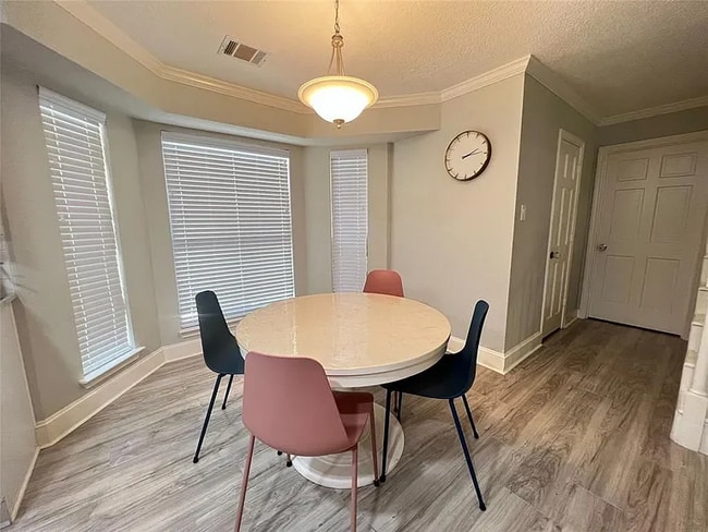 Building Photo - 911 Montview Dr