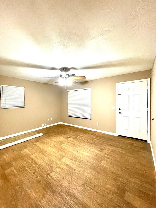 Building Photo - Beautiful 3 Bedroom 1 Bath Cottage Home Fo...