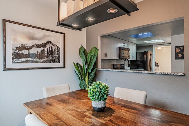Foto del edificio - Spacious 3BD, 3BA Lakewood Townhome with Finished Basement and 1-Car Garage