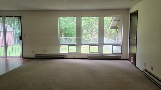 Foto del edificio - 6491-6493 Old Military Rd NE