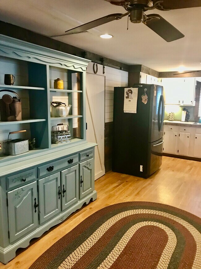 Foto del edificio - 420 Mica Point Rd