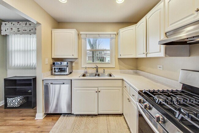 Cozy Kitchen - 245 Hedgerow Dr