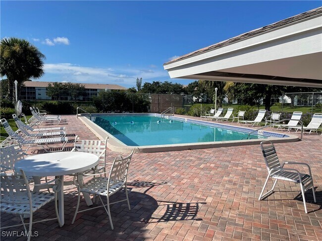 Foto del edificio - 9640 Victoria Ln