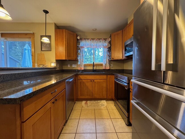 Foto del edificio - Spacious 4-Bedroom Home in Gated Clearwood...