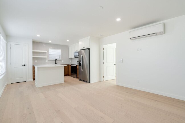 Building Photo - $500 deposit MOVE IN SPECIAL at The Plaza ...