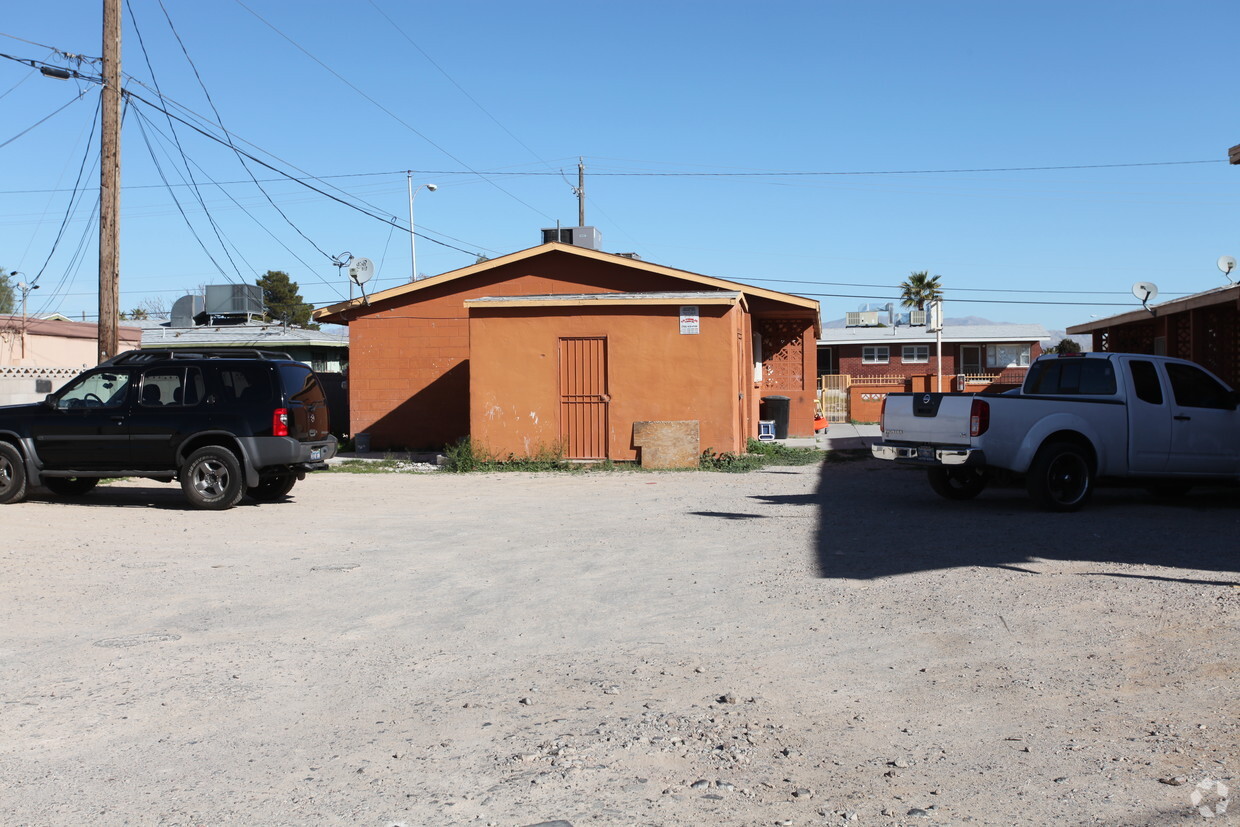Building Photo - 2215 E Nelson Ave