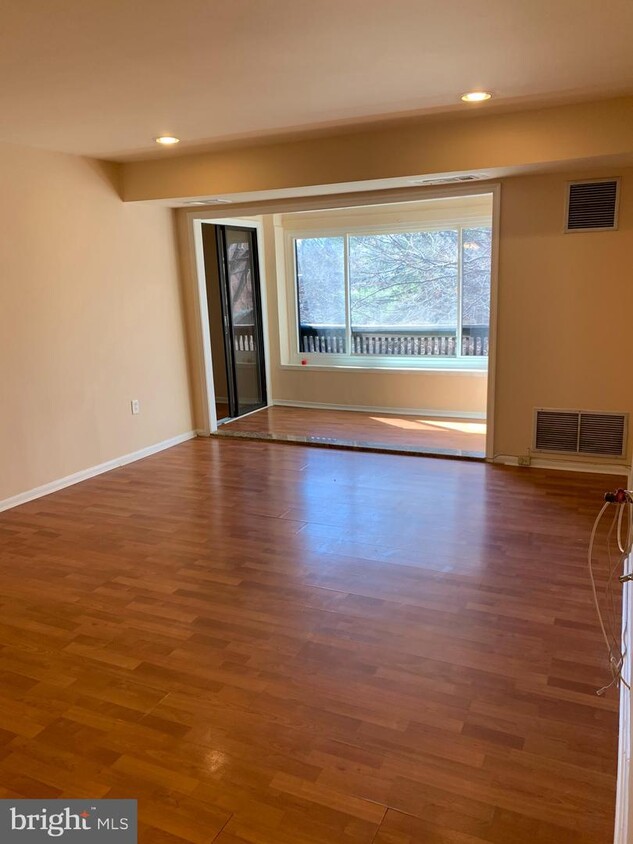Foto principal - 5236 W Running Brook Rd