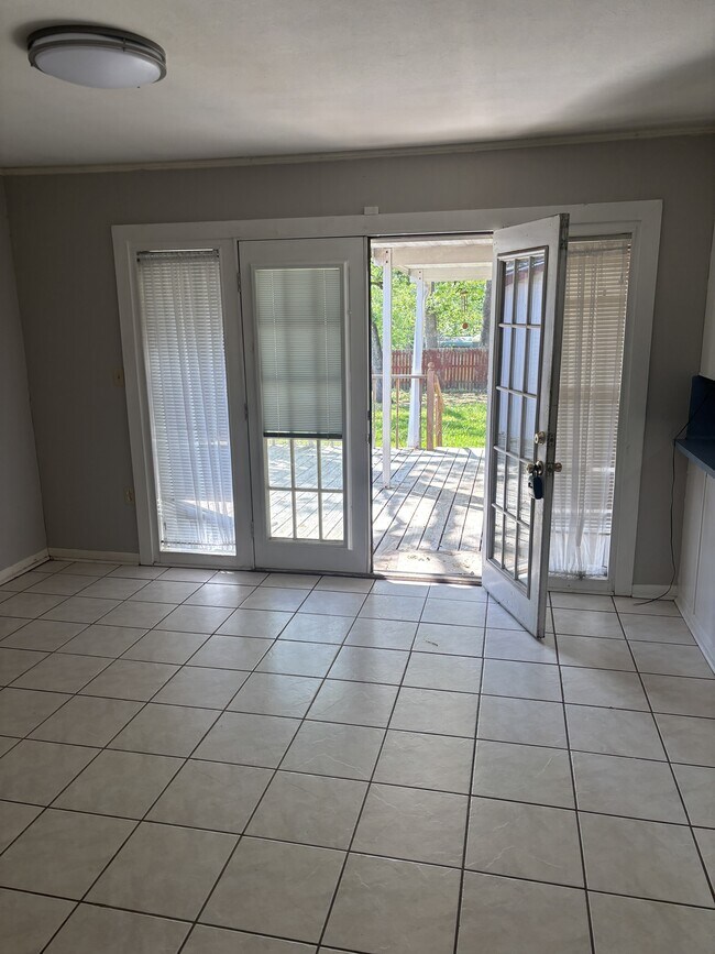 Foto del edificio - 906 Meadow Ln