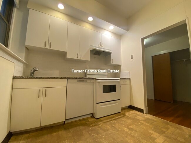 Building Photo - 1386A Beacon St