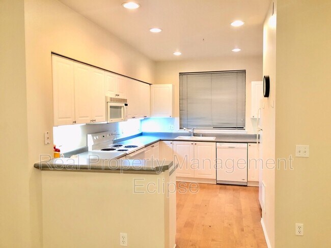 Foto del edificio - 16125 Juanita Woodinville Way NE