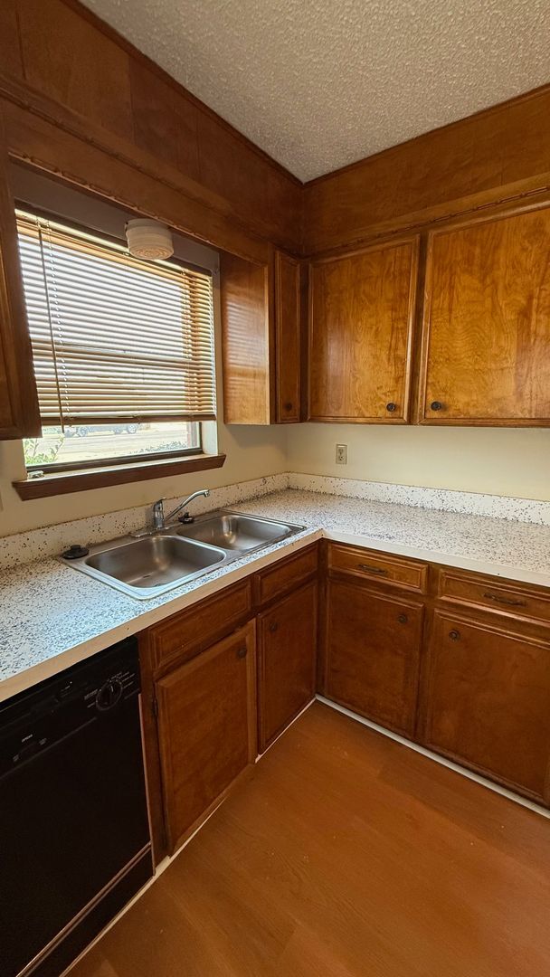 Building Photo - Spacious 2 Bedroom Apartment Available in ...