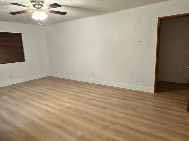 Foto del edificio - 1078 E White Mountain Blvd