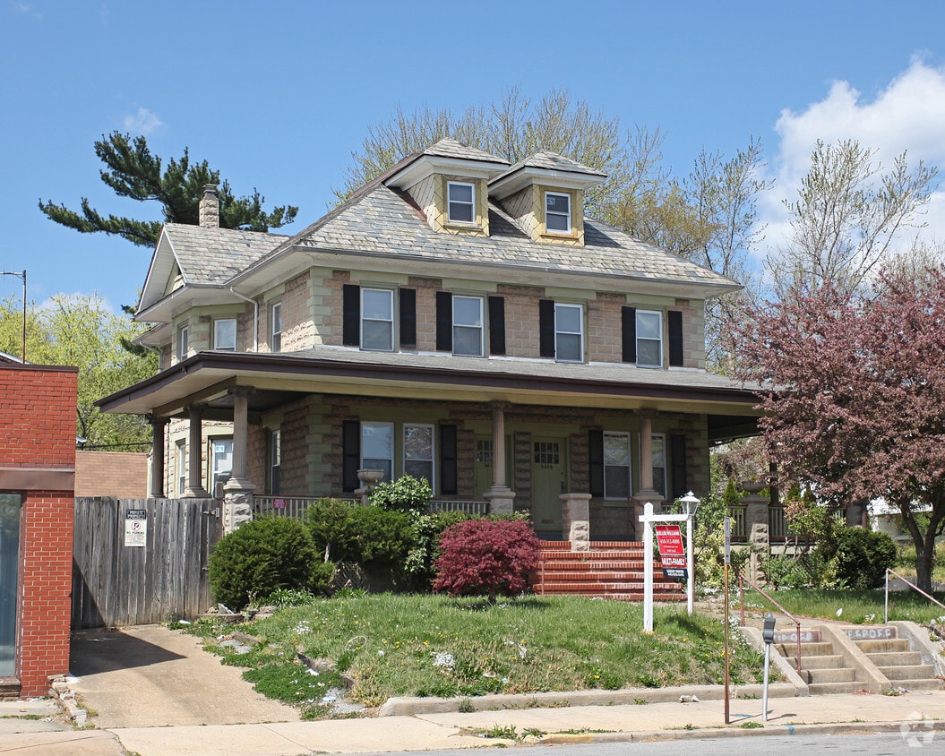 Foto principal - 6604-6606 Harford Rd
