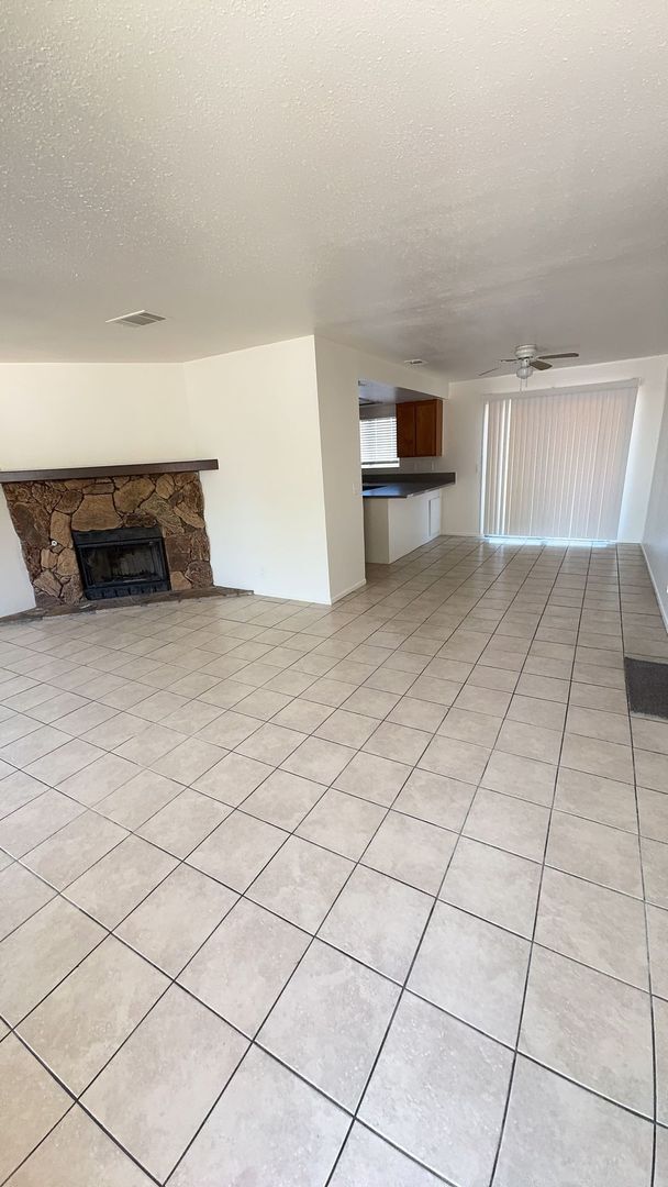 Building Photo - NEWLY UPDATED APPLE VALLEY HOME
