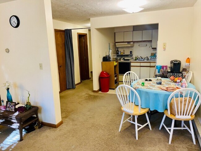 Dining area and kitchen - 37 Alvarado Ave