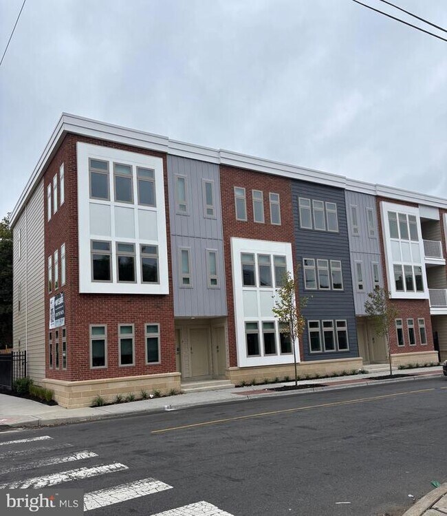 Building Photo - 200 Hamilton Ave