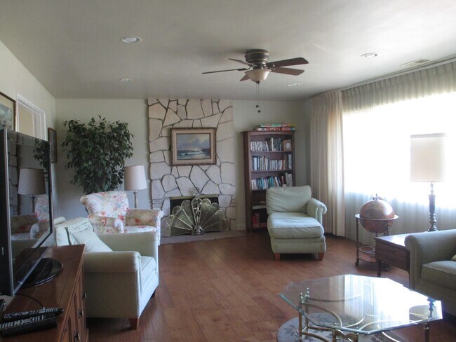 Foto del edificio - Comfortable Santa Barbara home