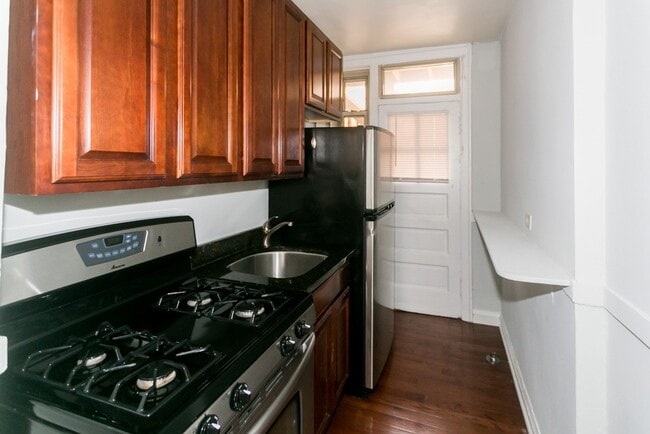 Building Photo - 547 W Surf St