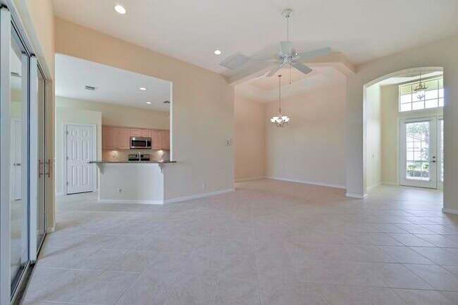 Building Photo - Stunning Family Home
