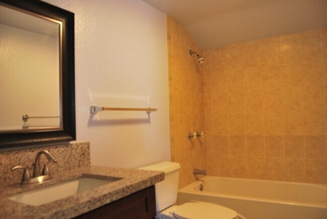 Building Photo - 3037 Kahaloa Dr