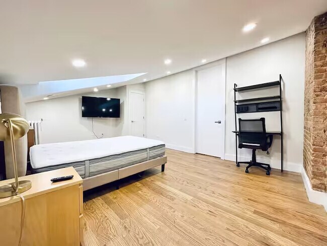 Foto del edificio - Furnished room/NOT APARTMENT