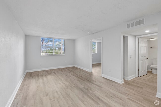 2BR, 1BA - 725 SF - Living Room - Vista Shores