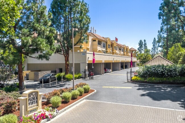 Entrada - Flora Vista Apartments