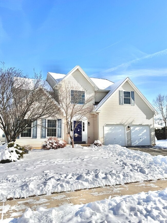 Building Photo - FIVE BEDROOMS in PARKLAND SCHOOLS!