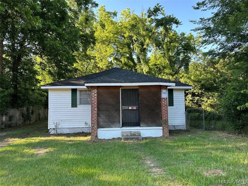 Primary Photo - 303 Broadway St