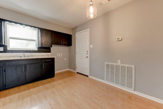 Building Photo - 619 W Lincoln Ave