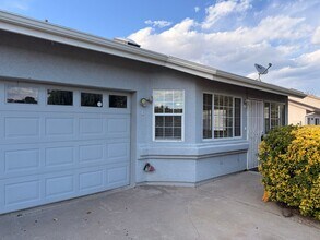 Building Photo - 9800 E Lakeshore Dr