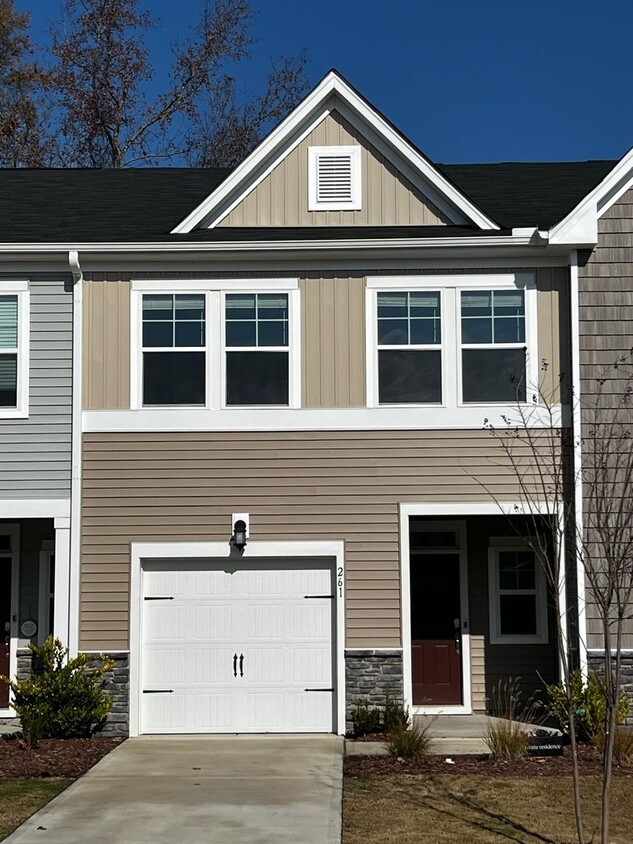 Foto principal - Three Bedroom Home