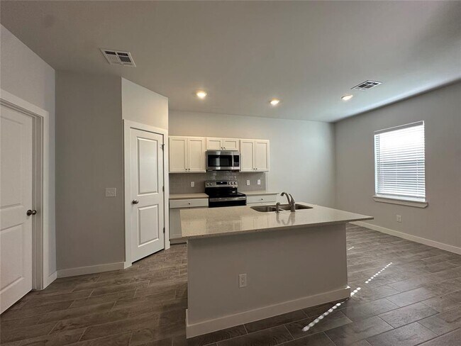 Building Photo - 16990 Lantana Loop